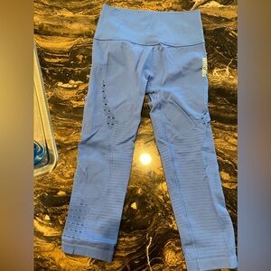 Cropped gym shark leggings, periwinkle color- in great condition.
